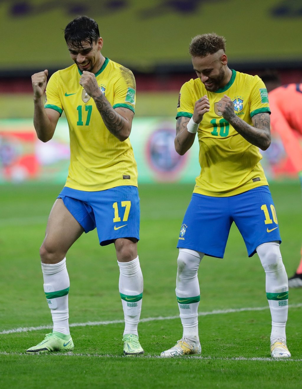Die Brasilianer Lucas Paqueta (l) und Neymar feiern den Sieg gegen Ecuador.