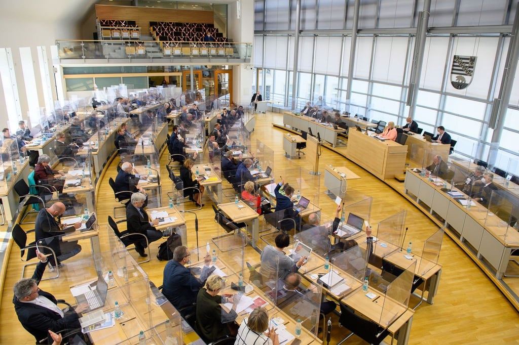 Abgeordnete des Landtages von Sachsen-Anhalt sitzen im Plenarsaal.