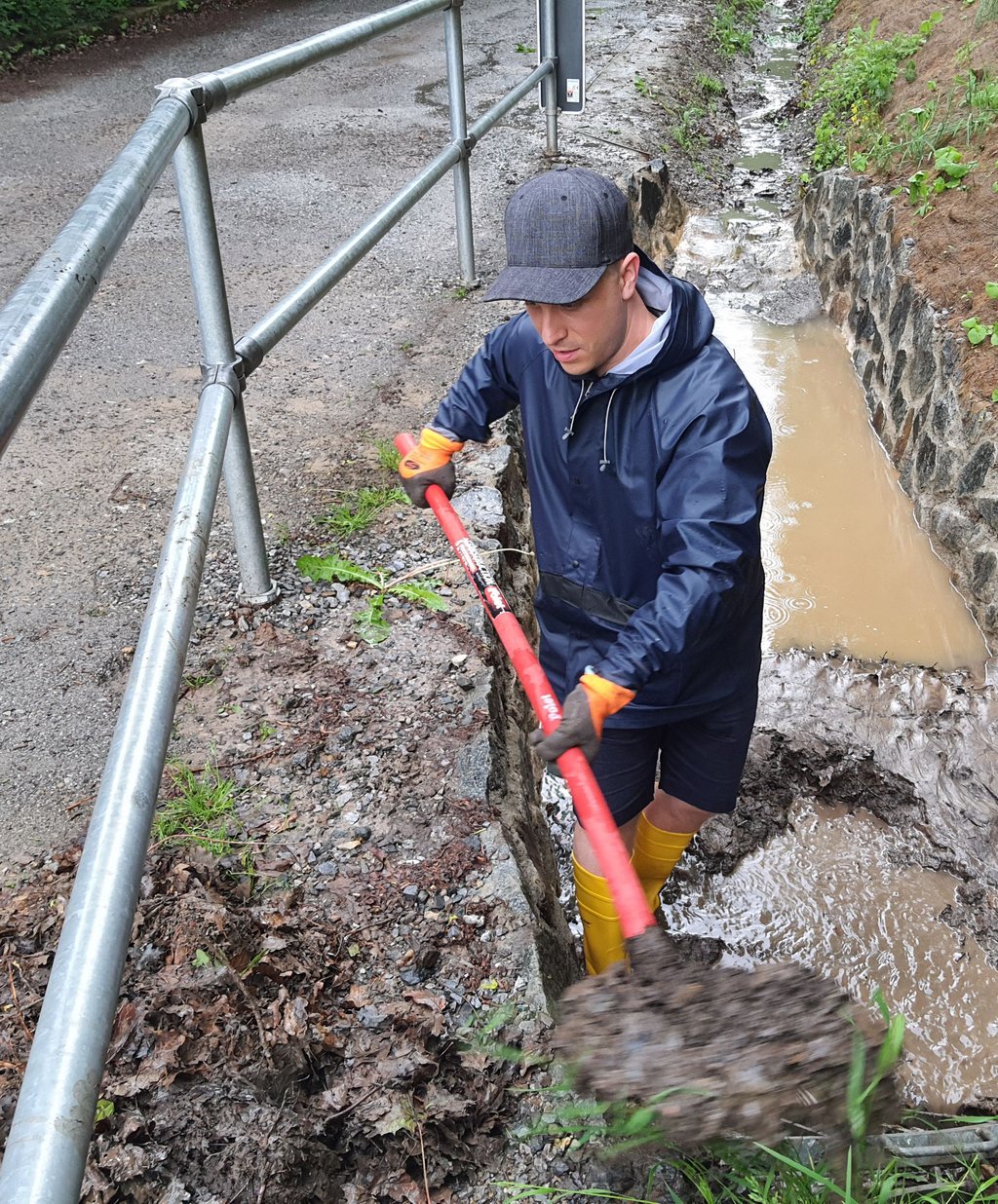 Sascha Kräuter von der Wasserwehr säubert den Einlauf am Ratskopfgraben an der Himmelpforte.