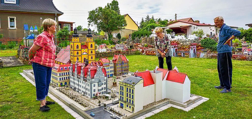 Jürgen Skalé ist in seinem Vorgarten in Wittenberg auf einem Rundgang mit Schwägerin Rita Möhrke (links) und Elisabeth Heyer.