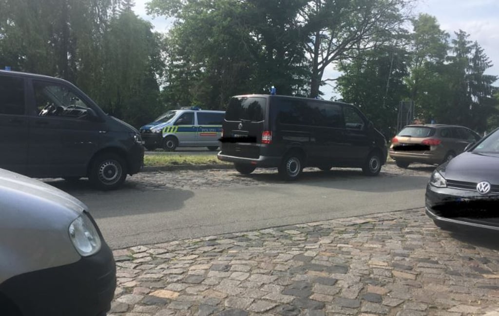 Nach 17.30 Uhr klingt die Demo au der Brücke langsam aus. Auf dem Foto ist die Basis der Polizei zu sehen.