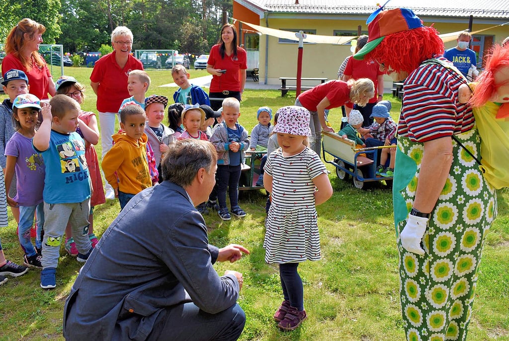 Lina Zwiebel hatte extra für Jessens Bürgermeister ein schickes Kleidchen angezogen.
