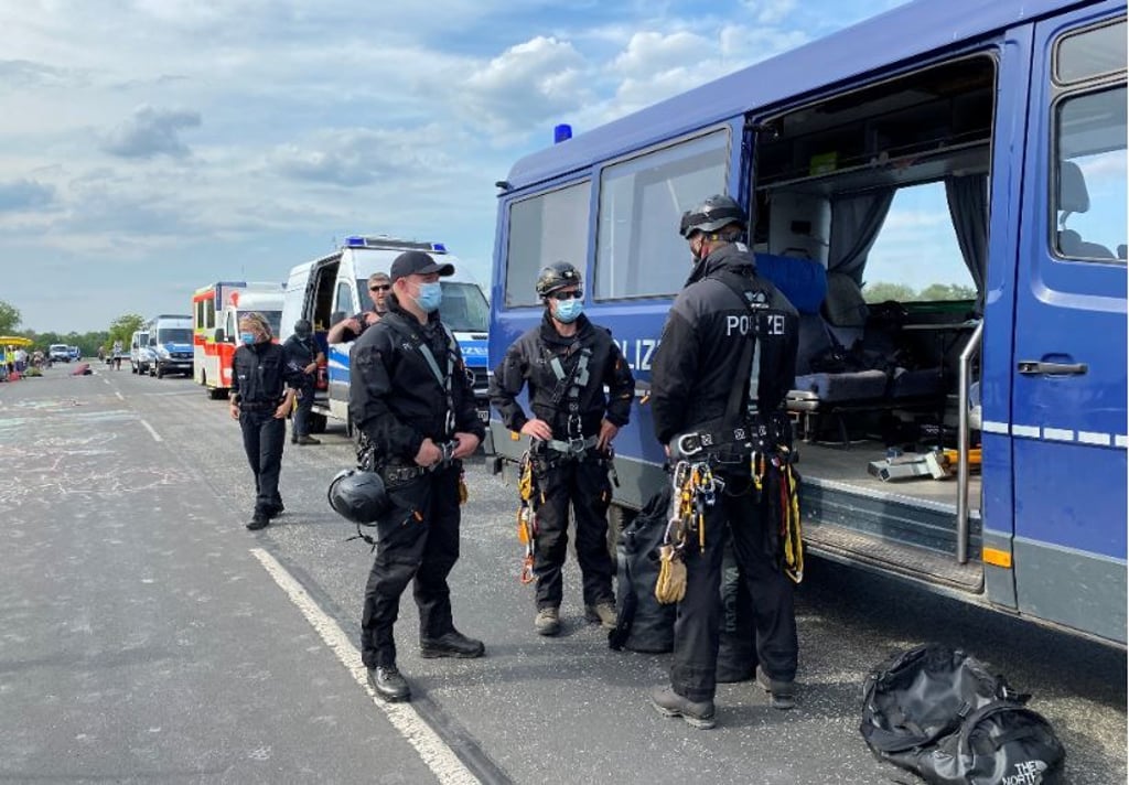 Die Polizei bringt Höhenretter in Stellung.