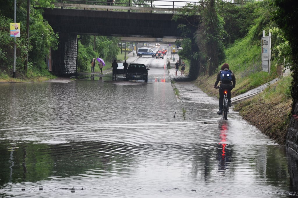 Starkregen in Magdeburg am 5. Juni 2021: Hier der überschwemmte Schanzenweg. Für Autos war die Strecke bis kurz nach 18 Uhr gesperrt. Radfahrer und Fußgänger konnten - unter Inkaufnahme nasser Füße - passieren.