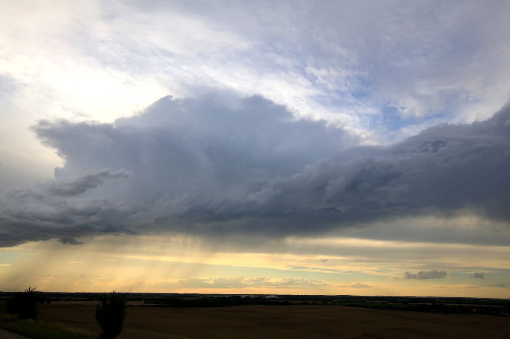 Gewitterwolken ziehen über Magdeburg.