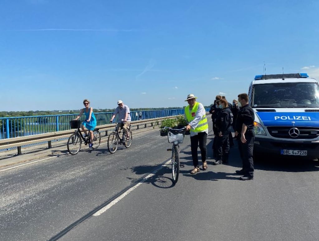 Nach 14.40 Uhr füllt sich die Brücke allmählich mit Aktivisten aus der Altmark