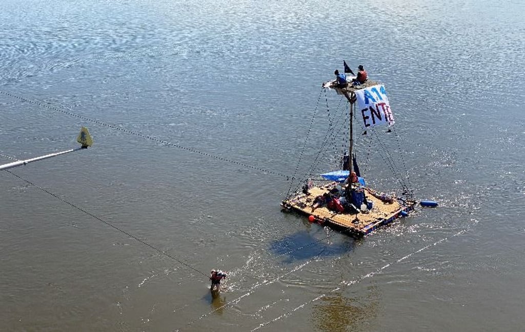 15:24 Uhr: Versuch, die Brücke vom Floß aus zu erklimmen