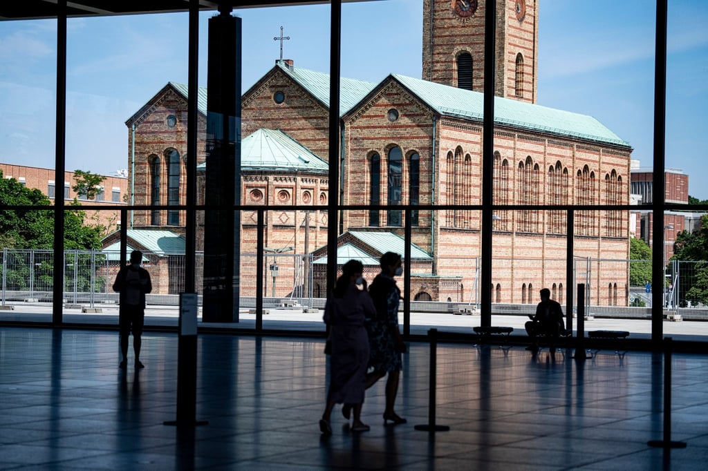 Besucher gehen zu den Tagen der offenen Tür durch die Neue Nationalgalerie.