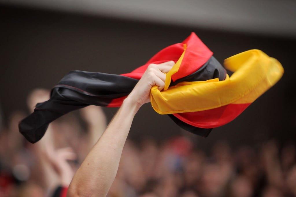 Fußballfans feiern bei einem Public Viewing.