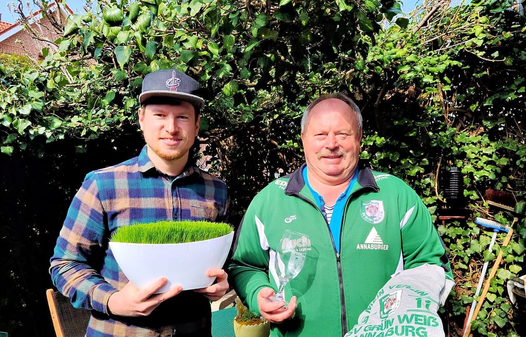 Florian Rohlik (li.), Trainer der ersten Fußball-Männermannschaft in Annaburg, gratuliert Horst Krüger zum 70. Geburtstag.