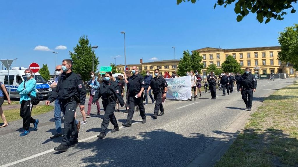 30 Aktivisten bewegen sich nach 14 Uhr vom Bahnhof Wittenberge zur Elbebrücke.