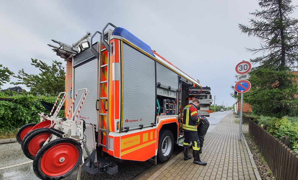 Die Feuerwehr war im gesamten Wernigeröder Stadtgebiet – wie hier im Kupferhammer – im Einsatz, um Keller leerzupumpen.