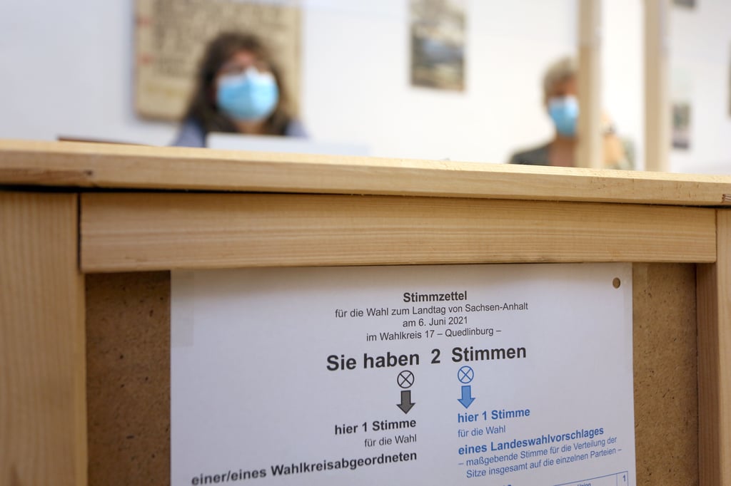 In den Wahllokalen in Sachsen-Anhalt ist der Andrang zur Landtagswahl geringer als sonst.