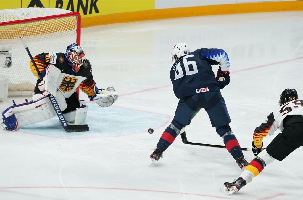 Deutschlands Torwart Felix Brückmann (l) kann den Puck von Christian Wolanin nicht halten.