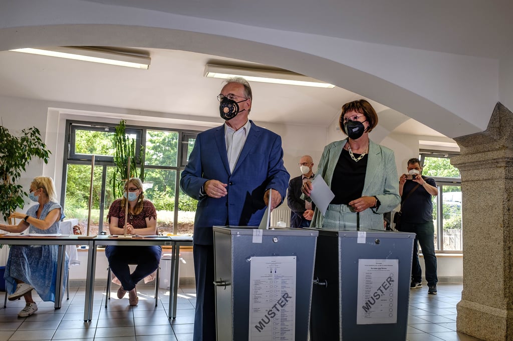 Ministerpräsident Reiner Haseloff und seine Frau Gabriele bei der Stimmabgabe in Wittenberg am Sonntagmorgen.