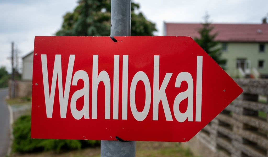 Ein Schild weist den Weg zu einem Wahllokal im Ortsteil Oberrißdorf.