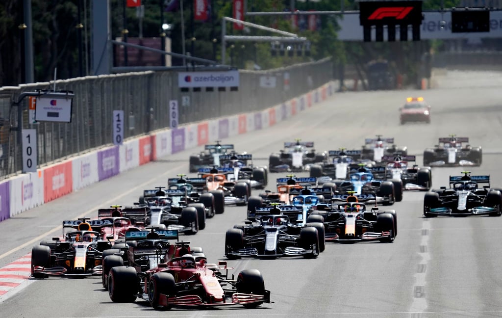 Charles Leclerc führt das Feld kurz nach Start des Rennens mit seinem Ferrari-Boliden an.