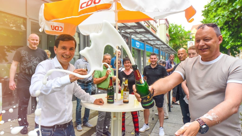 Direktkandidat Sven Czekalla und CDU Kreisvorsitzender Michael Hayn stoßen in Merseburg gemeinsam mit ihren Mitgliedern an.