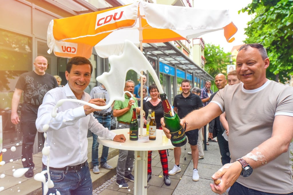 Direktkandidat Sven Czekalla und CDU Kreisvorsitzender Michael Hayn stoßen in Merseburg gemeinsam mit ihren Mitgliedern an.