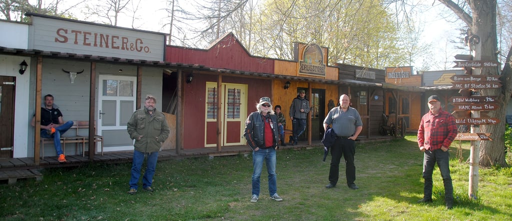 Die Biker vom Harley-Davidson-Club Ragtag bangen um die Zukunft ihrer kleinen Westernstadt am Ahlumer See.