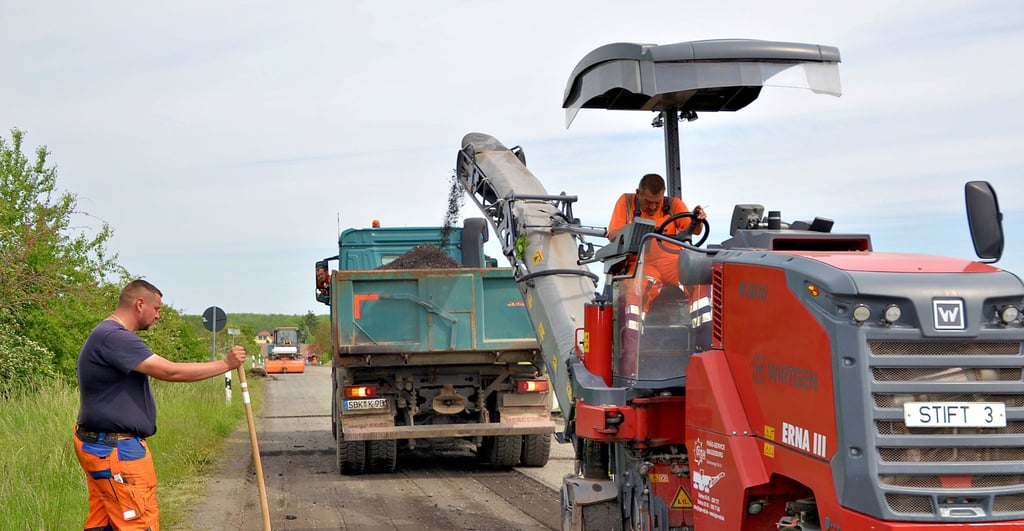 Um die neue Straßendecken einbauen zu können, wurde vom Ortsausgang Großalsleben bis zum Abzweig Krottorf der alte Asphalt abgefräst.