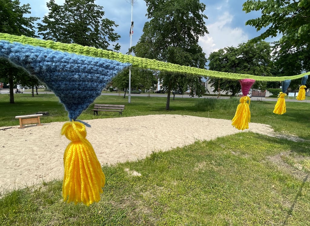 Einen ersten Vorgeschmack liefert die Strickwimpelkette am Zeppernicker Spielplatz.