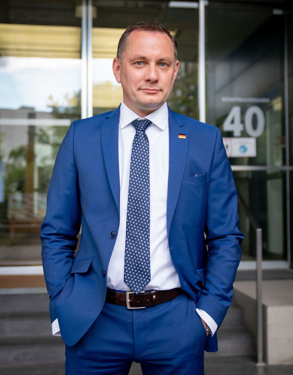 Tino Chrupalla, der Parteivorsitzende der AfD, schaut in die Kamera.