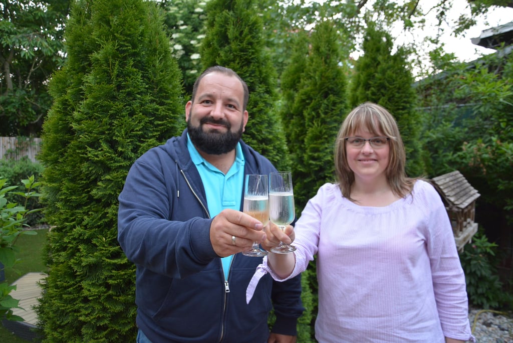 Die Christdemokratin Xenia Schüßler stößt mit Parteifreund Matthias Kirchbach auf den Sieg im Wahlkreis Stendal-Bismark an.