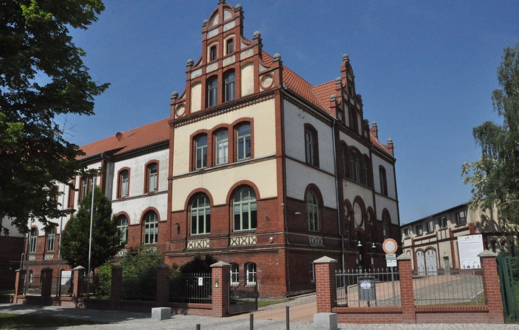 In diesen beiden Landkreisen werden heute neue Landräte bestimmt. Wer schafft es auf den Chefsessel im Jerichower Land (unser Foto zeigt die Kreisverwaltung) und in Anhalt-Bitterfeld?