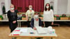  Katharina Rehse, Regina Braune (hinten, v. li.), Susanne Hofmann und Katharina Brett (vorn) sind als Wahlhelfer im Dr.-Tolberg-Saal in Bad Salzelmen aktiv. 