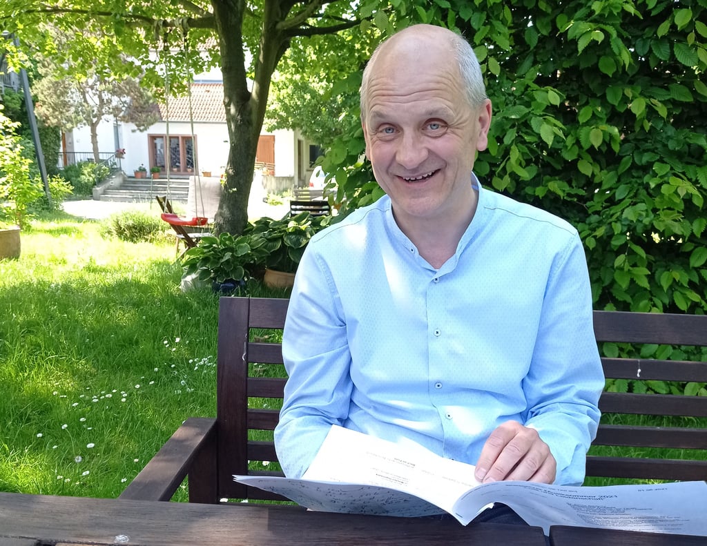 Kantor Michael Scholl, Leiter der Biederitzer Kantorei, mit dem aktualisierten Musiksommer-Programm.