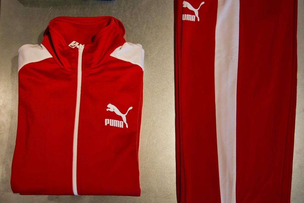 Kleidungsstücke eines Sportartikelherstellers sind in einem Geschäft ausgestellt.