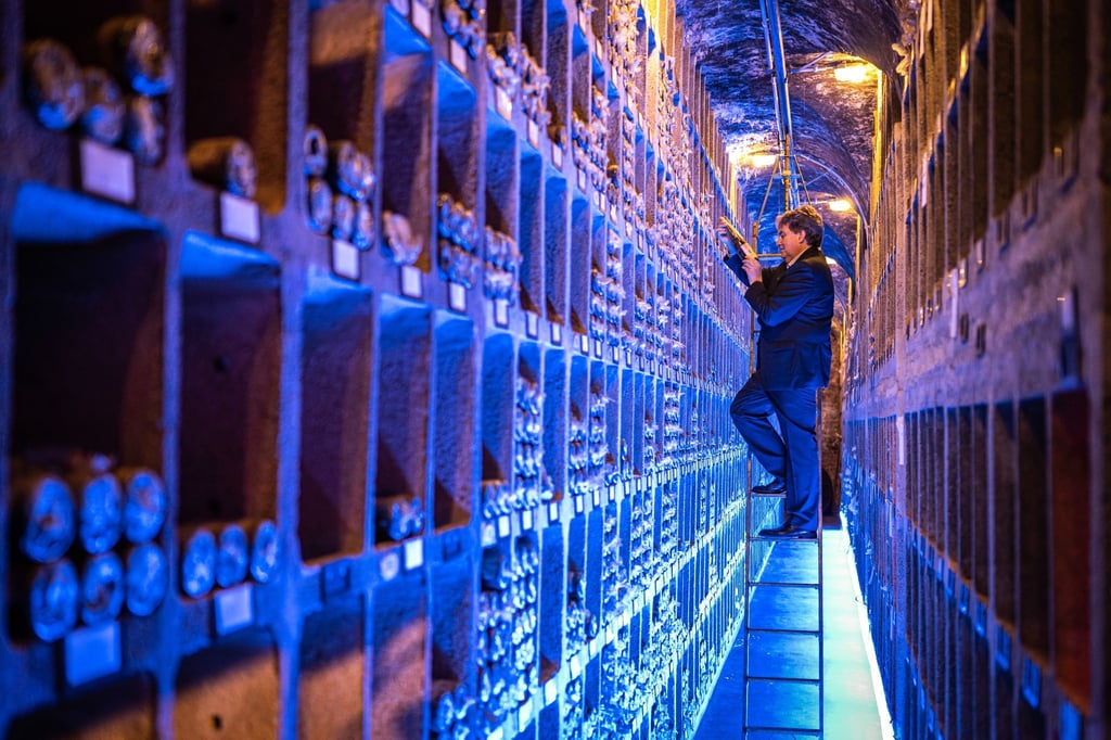 Karl-Josef Krötz, Ratskellermeister im Bremer Ratskeller, in der Schatzkammer des Kellers.