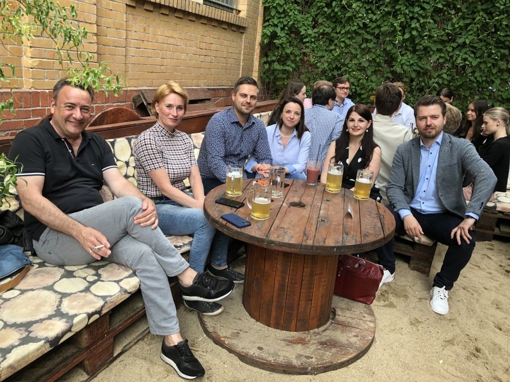 Wahlparty gemeinsam im Halleschen Brauhaus