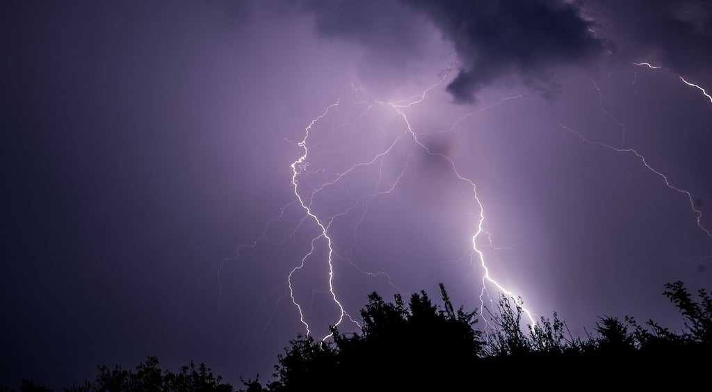 Blitze zucken am Himmel über Magdeburg.