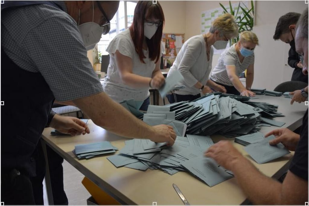Im Landratsamt des Harzkreises beginnt im Briefwahlbezirk 996 (Stadt Blankenburg) das Auszählen der Stimmen.
