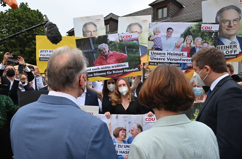 Anhänger feiern Reiner Haseloff am Sonntagabend nach dem Sieg der CDU bei der Landtagswahl.