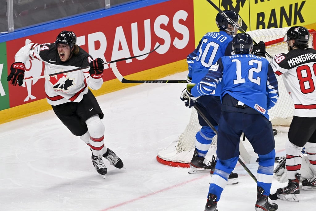 Kanadas Maxime Comtois (l) feiert nach seinem Treffer zum 1:1-Ausgleich.