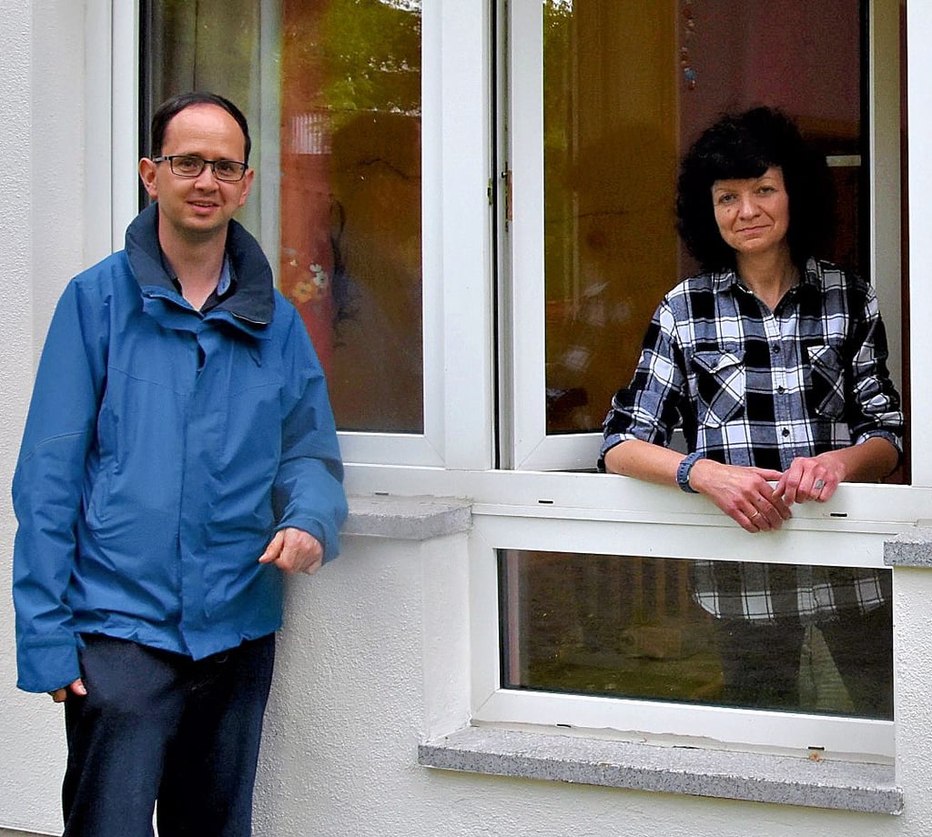 Antje Gropp, Leiterin der Kita in Tanne, bedankt sich bei Ortsbürgermeister Christian Resow für die Unterstützung.