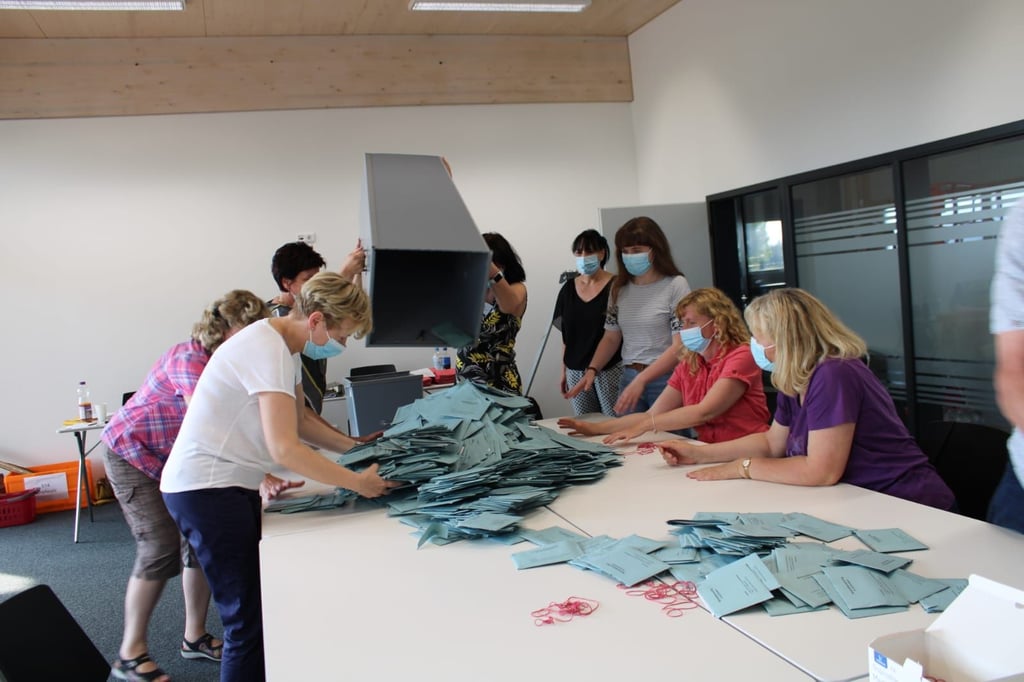 Die Auszählung der Briefwahlstimmen in Pouch hat begonnen