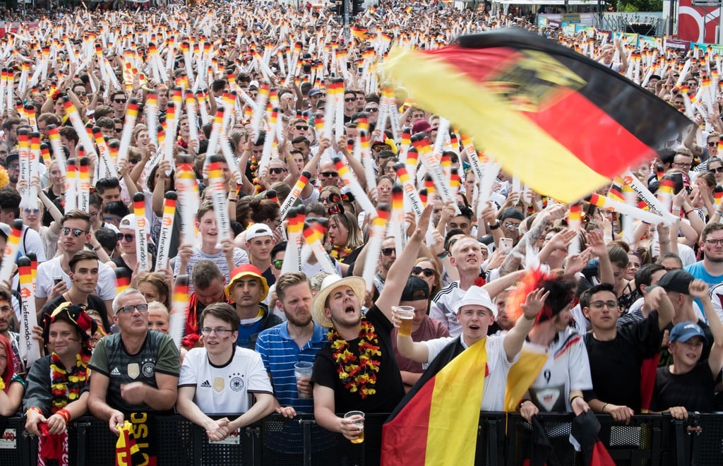 Besucher verfolgen auf der Berliner Fanmeile zur Fußball-Weltmeisterschaft 2018 das Spiel Deutschland gegen Südkorea.