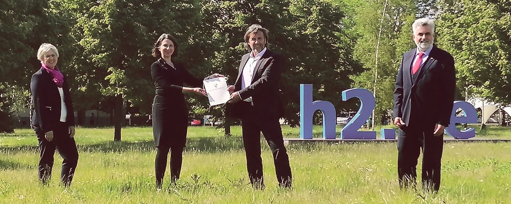 Prof. Dr. Kerstin Baumgarten, Rektorin Prof. Dr. Anne Lequy und Prof. Dr.-Ing. Bernd Ettmer (von links) von der Hochschule Magdeburg-Stendal zeigen stolz die Urkunde für das neue Promotionszentrum, die Wissenschaftsminister Armin Willingmann (rechts) überreicht hat.
