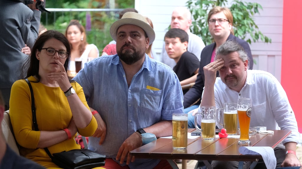 Anhänger der SPD nach der Bekanntgabe der ersten Prognosen.