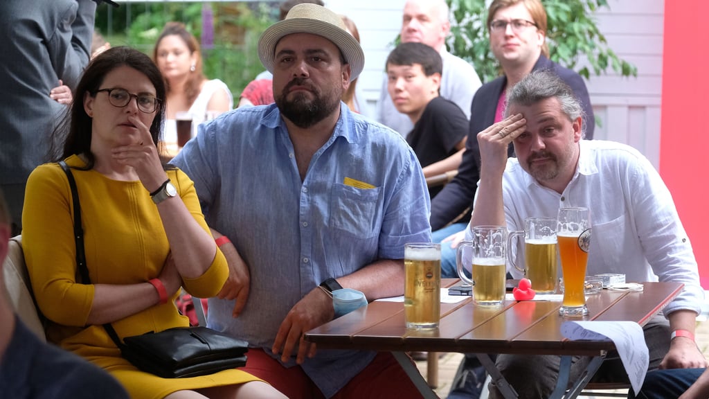 Anhänger der SPD nach der Bekanntgabe der ersten Prognosen. 