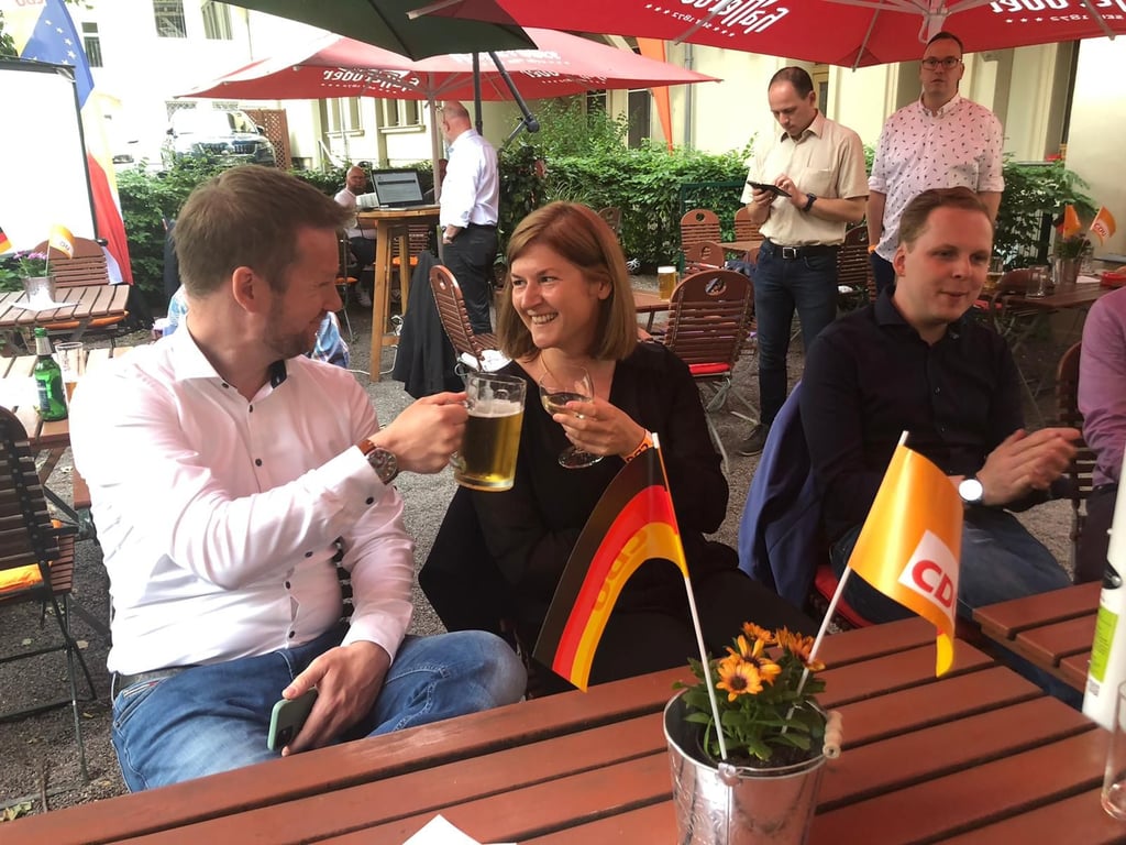 Christoph Bernstiel und Kerstin Godenrath stoßen auf die gute Prognose ihrer Partei an.