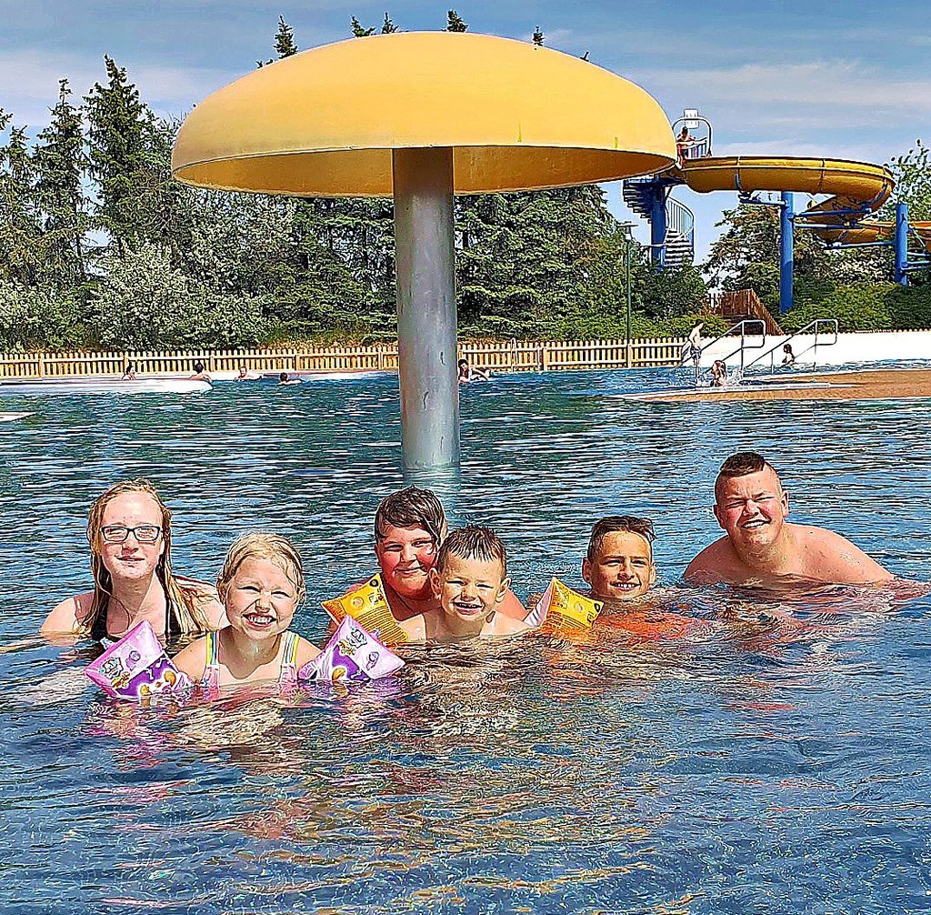 Auch wenn der Duschpilz im Nichtschwimmerbecken aufgrund der aktuellen Corona-Verordnung noch nicht in Betrieb genommen werden darf, eignet er sich als Fotohintergrund doch sehr gut.