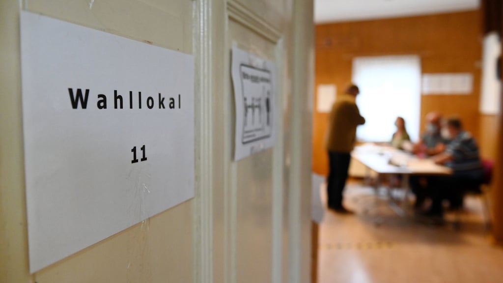 Ein Mann gibt in einem Wahllokal seine Stimme bei der Landtagswahl in Sachsen-Anhalt ab.
