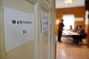 Ein Mann gibt in einem Wahllokal seine Stimme bei der Landtagswahl in Sachsen-Anhalt ab.