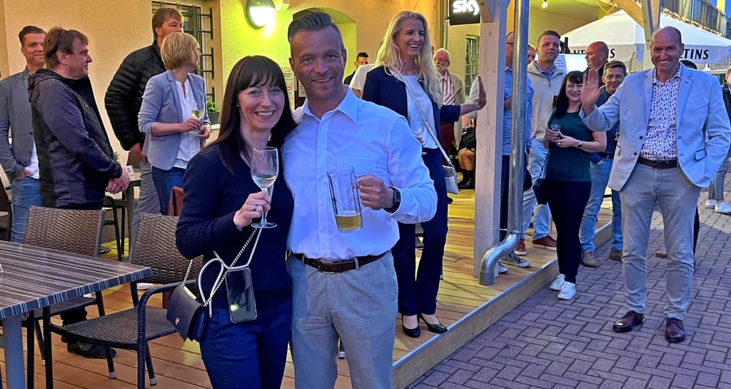 Andy Grabner (CDU) stößt mit seiner Frau Claudia auf den Wahlsieg ab. Der Bürgermeister von Sandersdorf-Brehna holt sich mit 59,5 Prozent der Stimmen die absolute Mehrheit und ist somit der neue Landrat in Anhalt-Bitterfeld, was natürlich ein Grund zum Feiern ist. Eine Stichwahl ist somit nicht nötig.