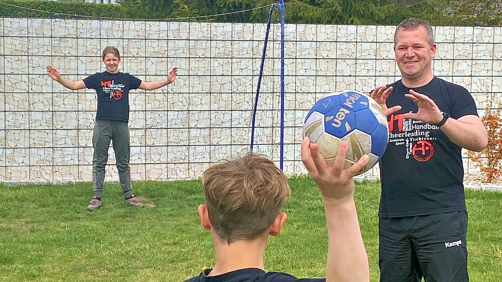 Emma, Niklas und Denis Schmid (von links) hielten sich während der Coroanzeit im heimischen Garten „handballfit". Denis Schmid ist Präsident des HT 1861 Halberstadt.